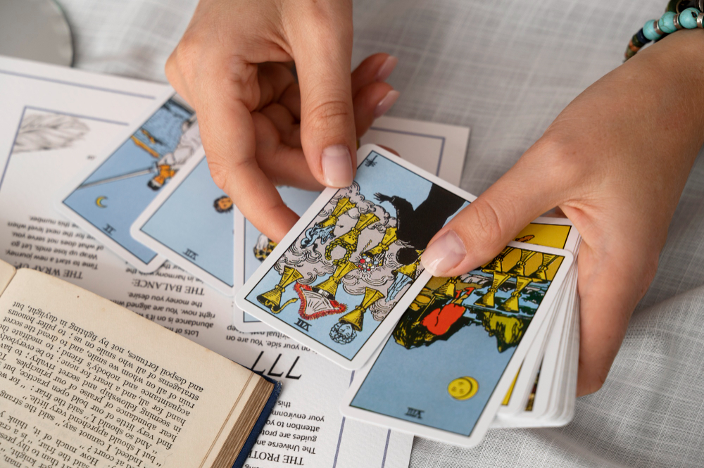 Choisir son premier jeu de tarot ou oracle : intuition, symboles, affinités