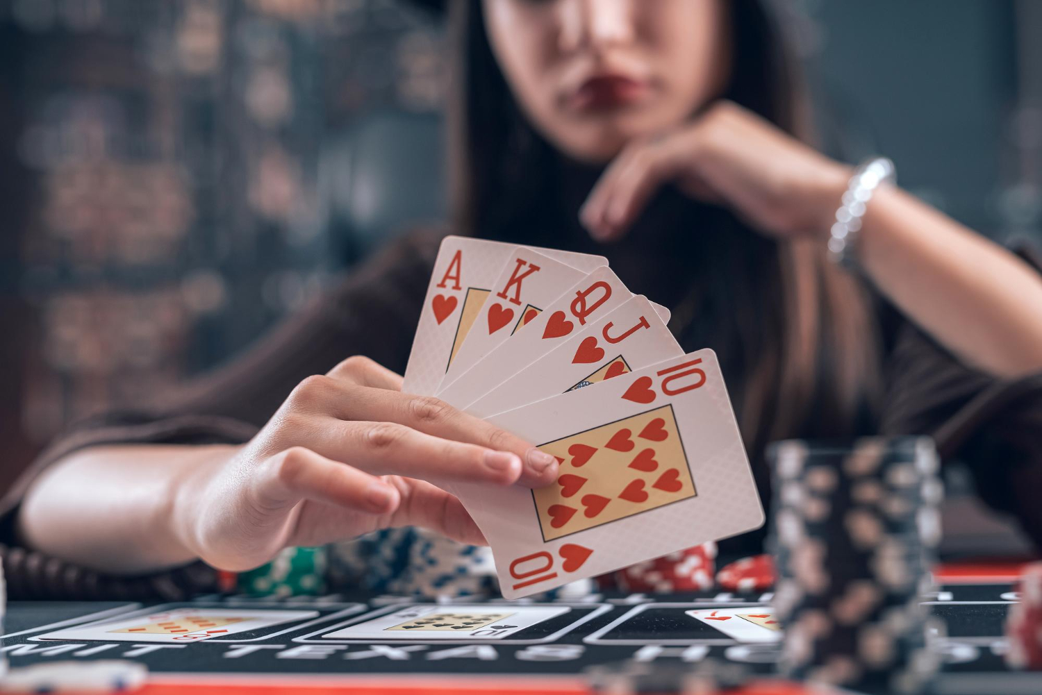 <strong></noscript>Les couleurs dans les jeux de cartes : symbolique et interprétation</strong>
