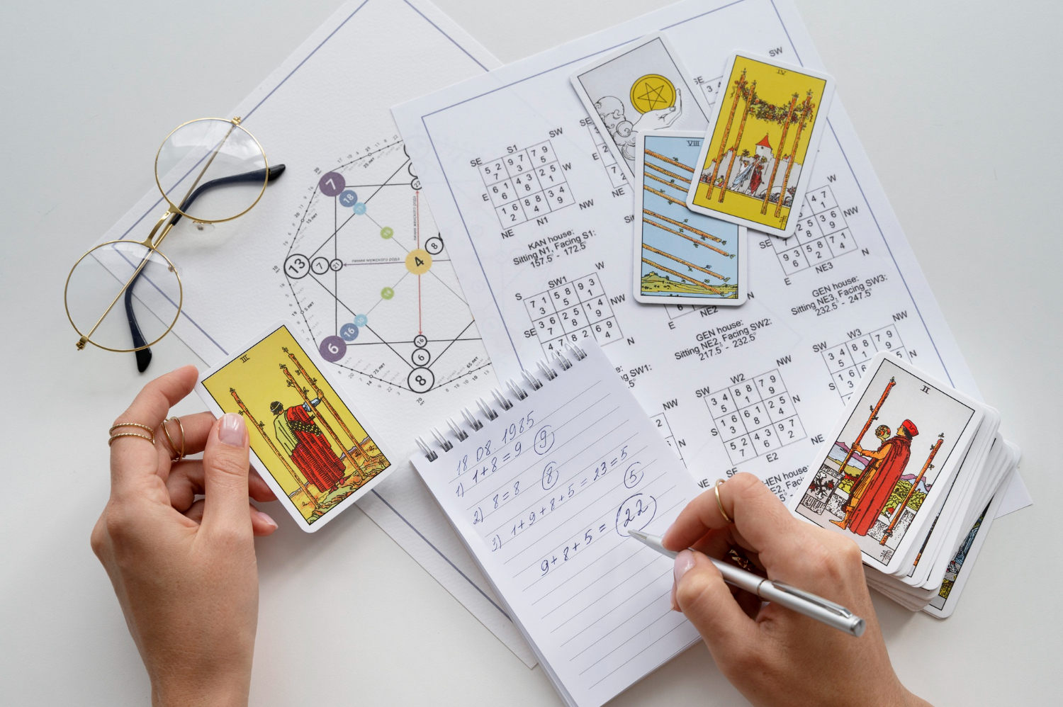 Différence tarot, astrologie, numérologie : quel outil pour tes questions ?