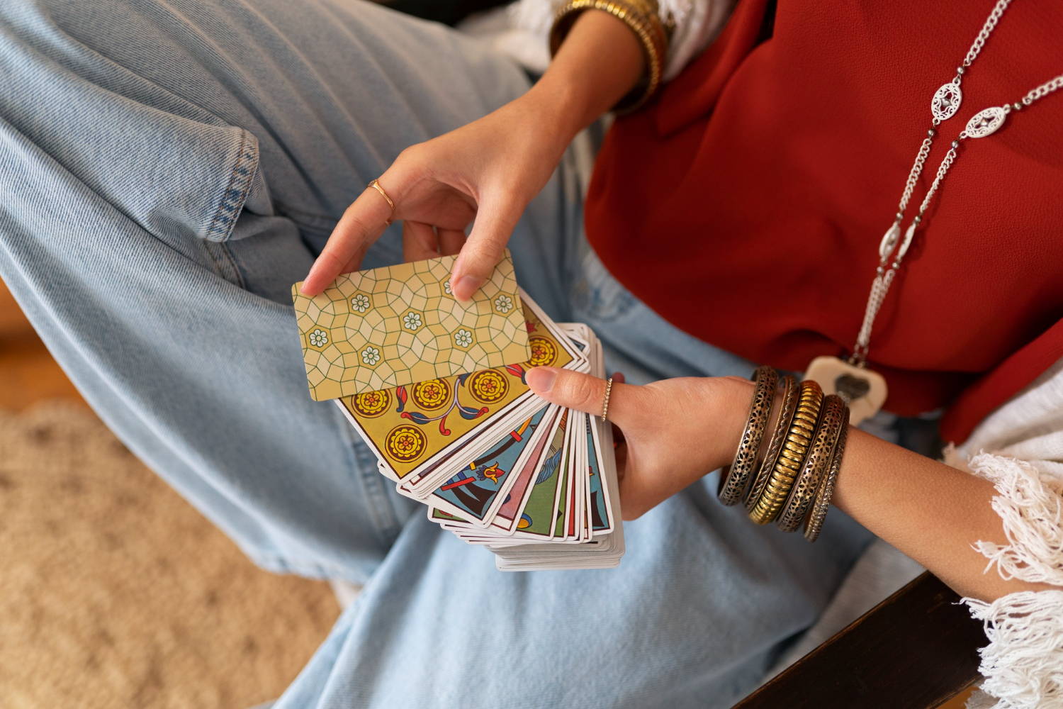 Tirage de cartes contradictoire : la signification cachée derrière le chaos apparent